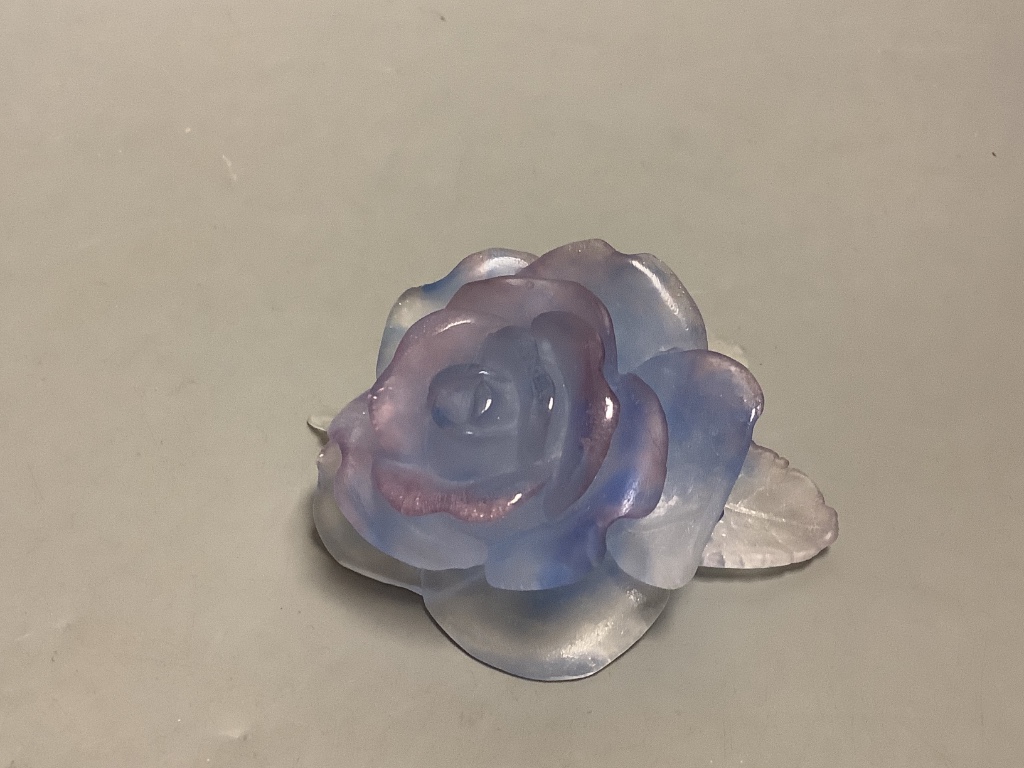 A Lalique model of two recumbent cats and a blue glass Daum rose